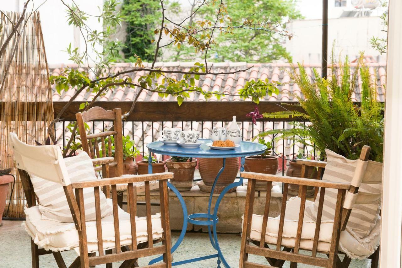 Stylish Flat With Veranda In The Heart Of Athena Bagian luar foto